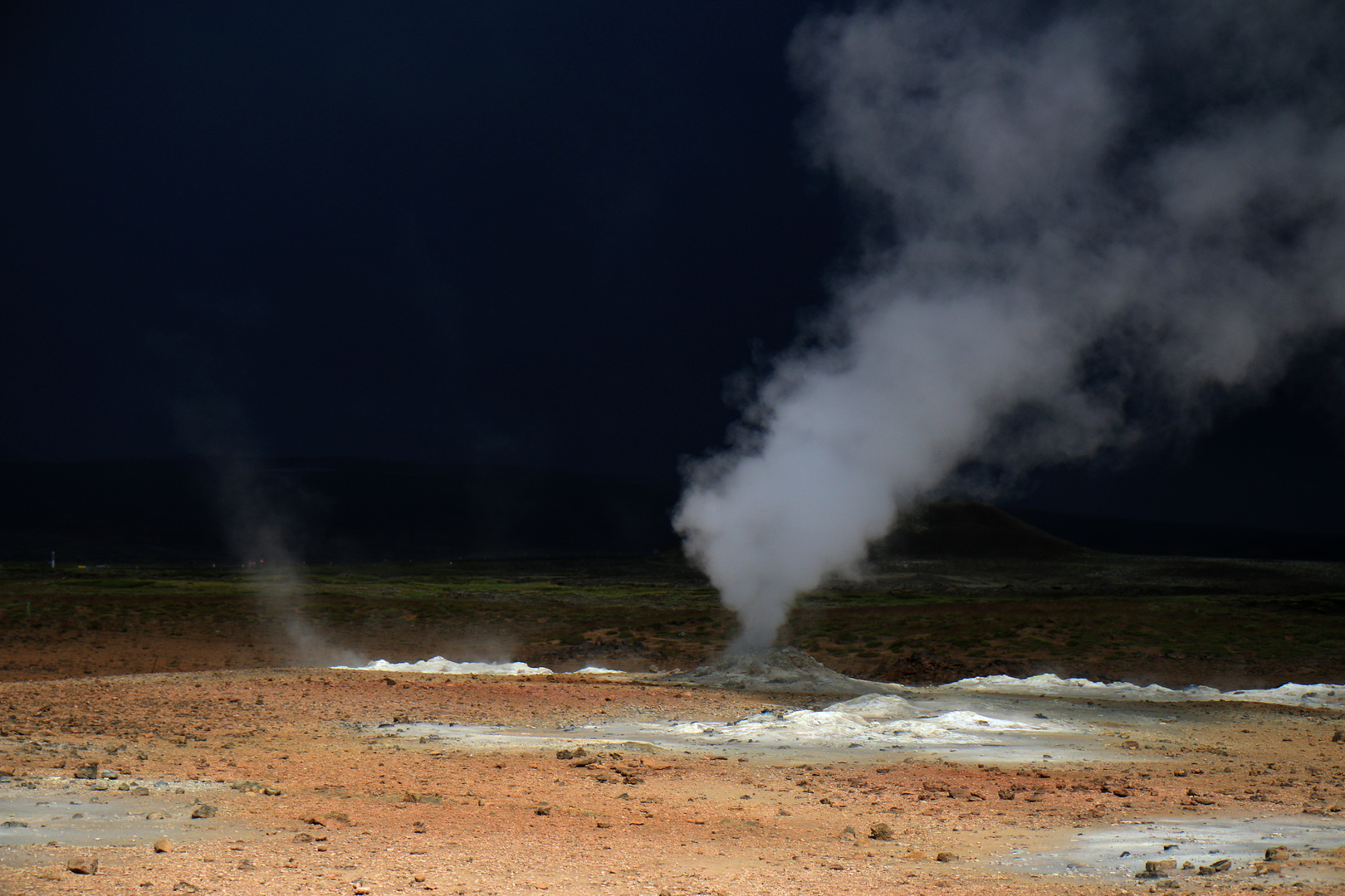  Schwefelfelder von Námaskarð auf Island im Lichtspiel von Hell und Dunkel