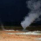 Schwefelfelder von Námaskarð auf Island im Lichtspiel von Hell und Dunkel