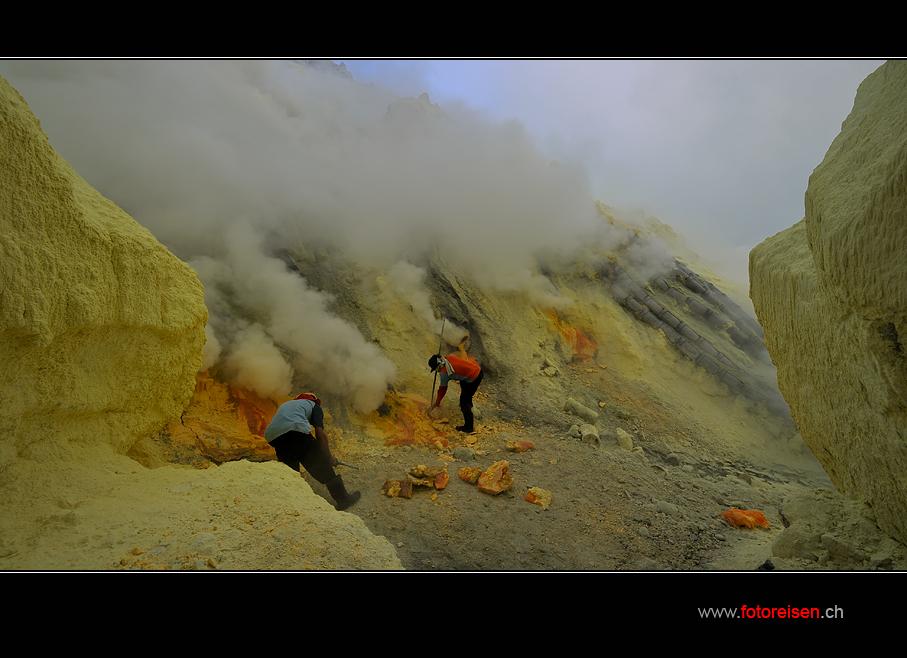 Schwefelgewinnung auf dem Ijen I