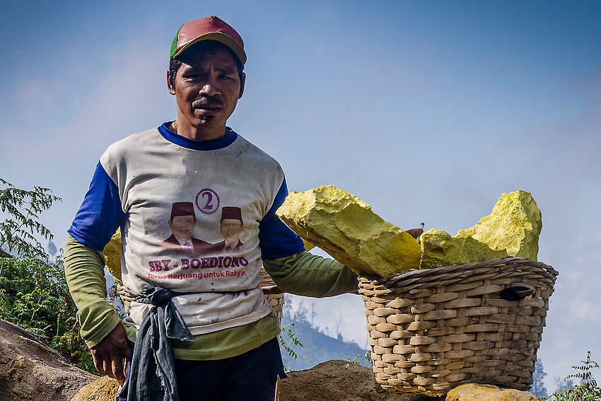 Schwefelträger auf dem Vulkan Ijen (2)