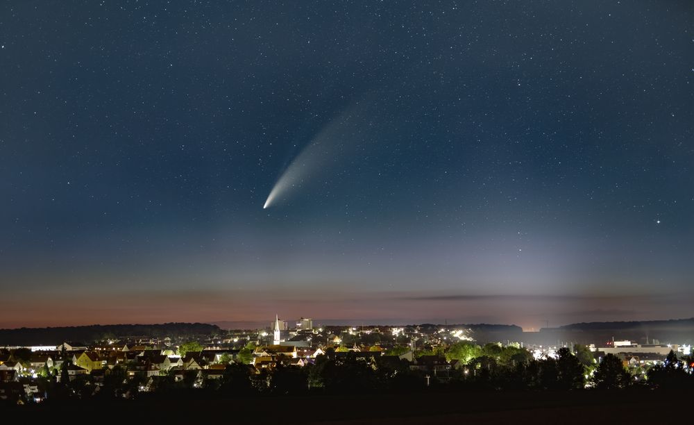 Schweifstern durch den Wolkenschleier Foto & Bild astrofotografie