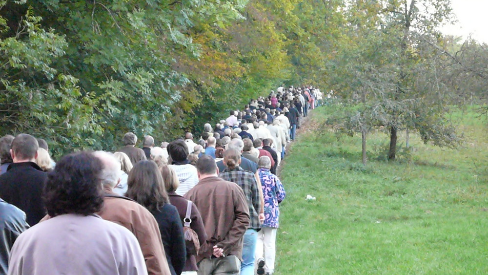 Schweigemarsch zum zerstörten Friedhof in Freudental