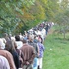 Schweigemarsch zum zerstörten Friedhof in Freudental