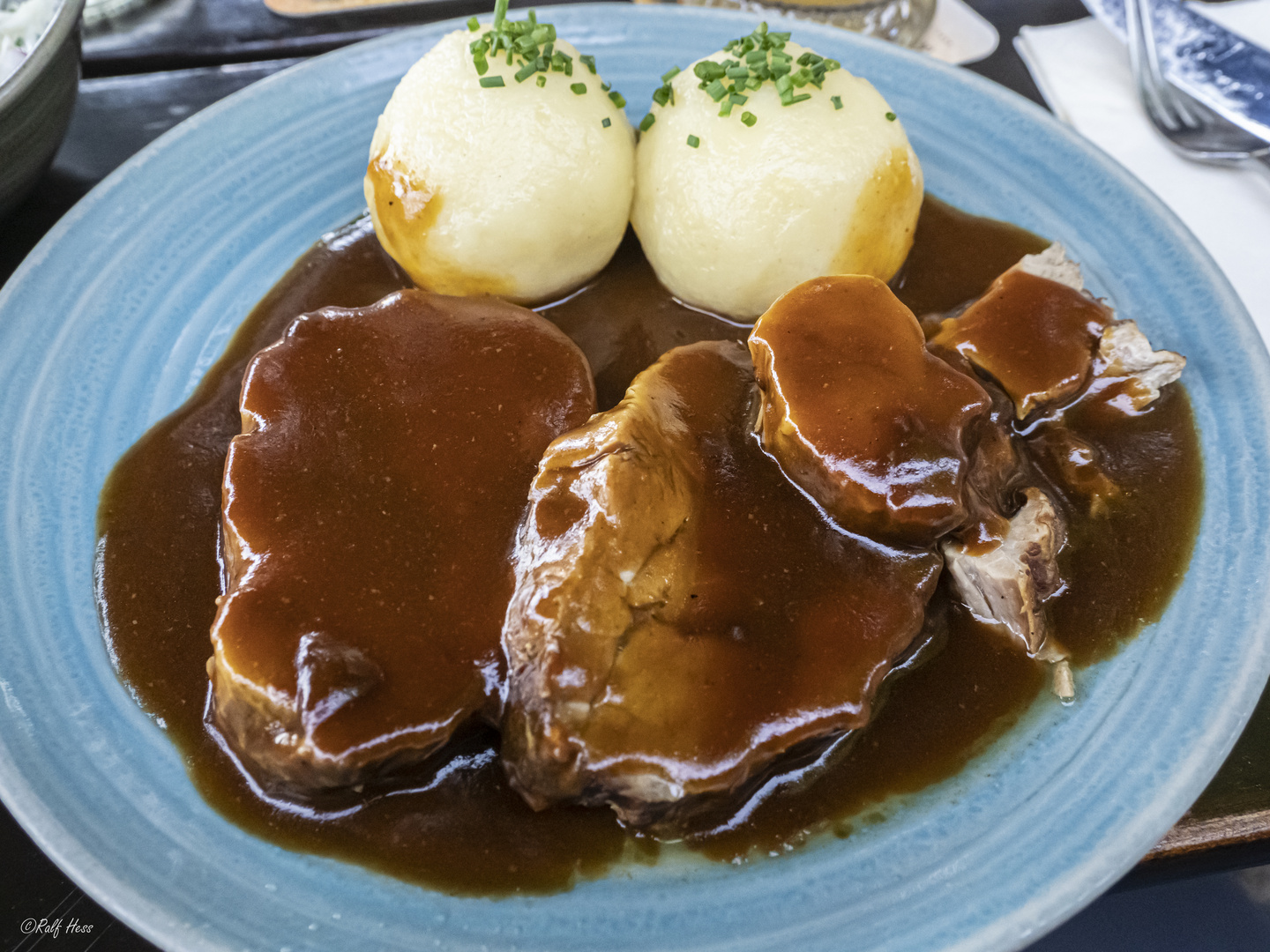 Schweinebraten mit Kartoffelknödel mit extra viel Soße für den Schwaben