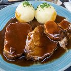 Schweinebraten mit Kartoffelknödel mit extra viel Soße für den Schwaben