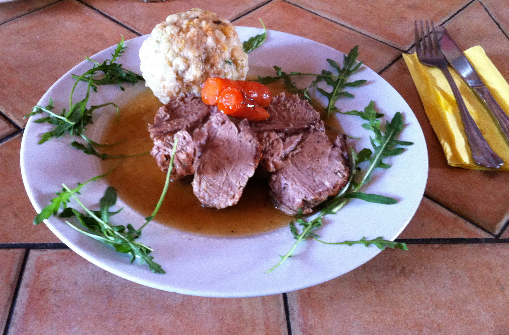 Schweinebraten mit Semmelknödel Foto &amp; Bild | stillleben, food ...