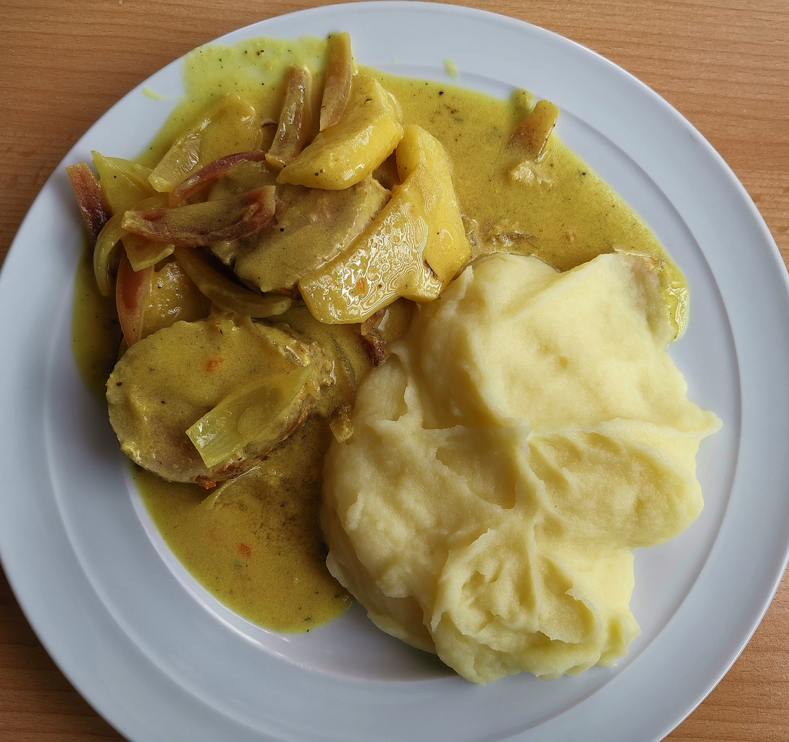 Schweinefilet in Meerrettich Sauce, Zwiebeln, Apfel Stücke und Püree ...