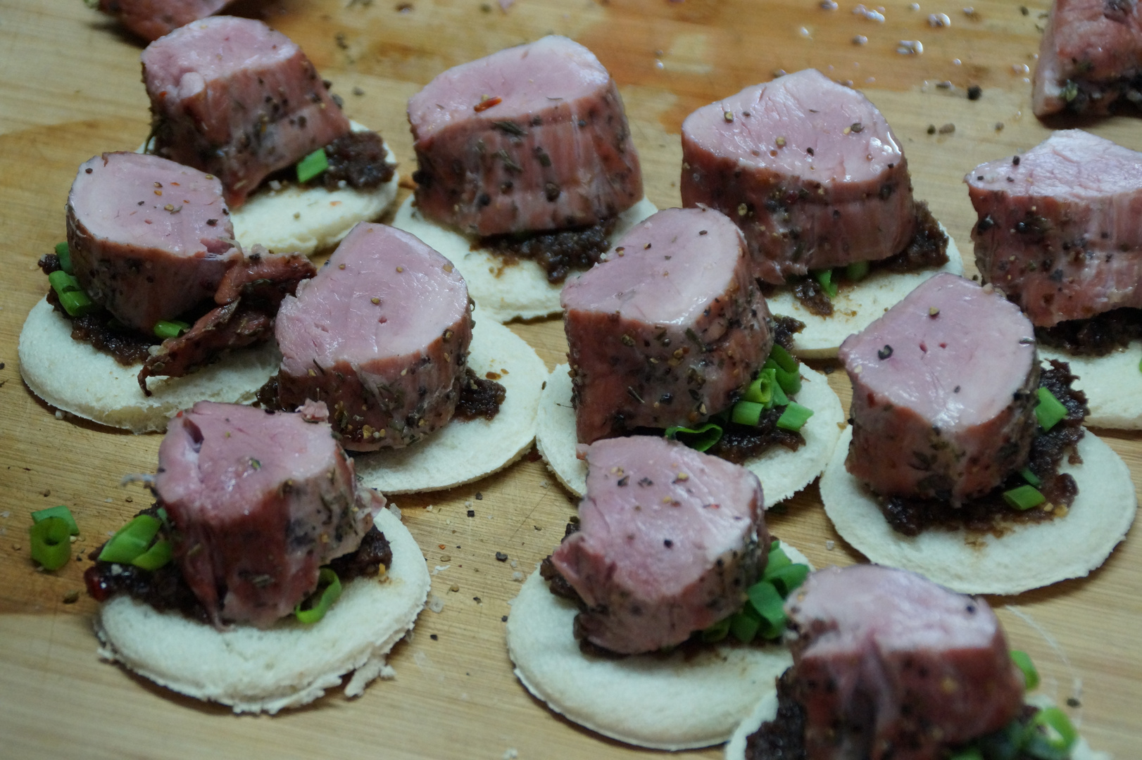 Schweinefilet mit Bacon Jam auf Toast