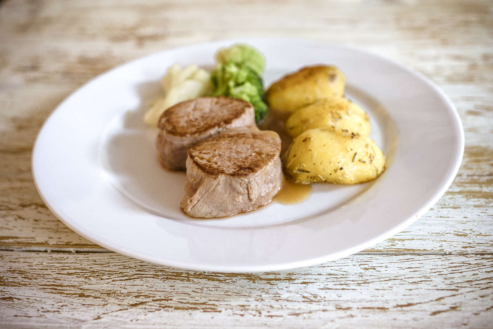 Schweinefilet mit Röstkartoffeln und Kohlgemüse