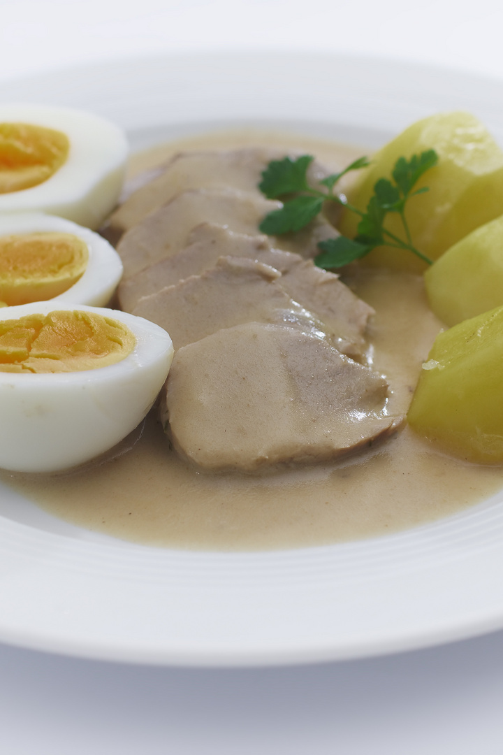 Schweinefilet mit sauerer Soße und Ei