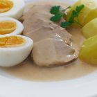 Schweinefilet mit sauerer Soße und Ei