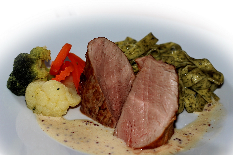 Schweinefilet, Pommery-Sensauce, Bärlauchnudeln, Buttergemüse Foto ...
