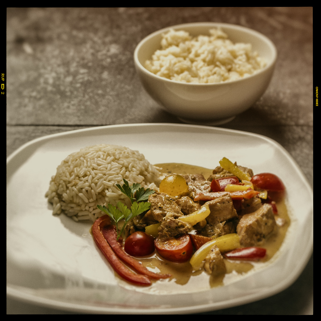 Schweinegulasch mit Paprika und Kirschtomaten und Reis 