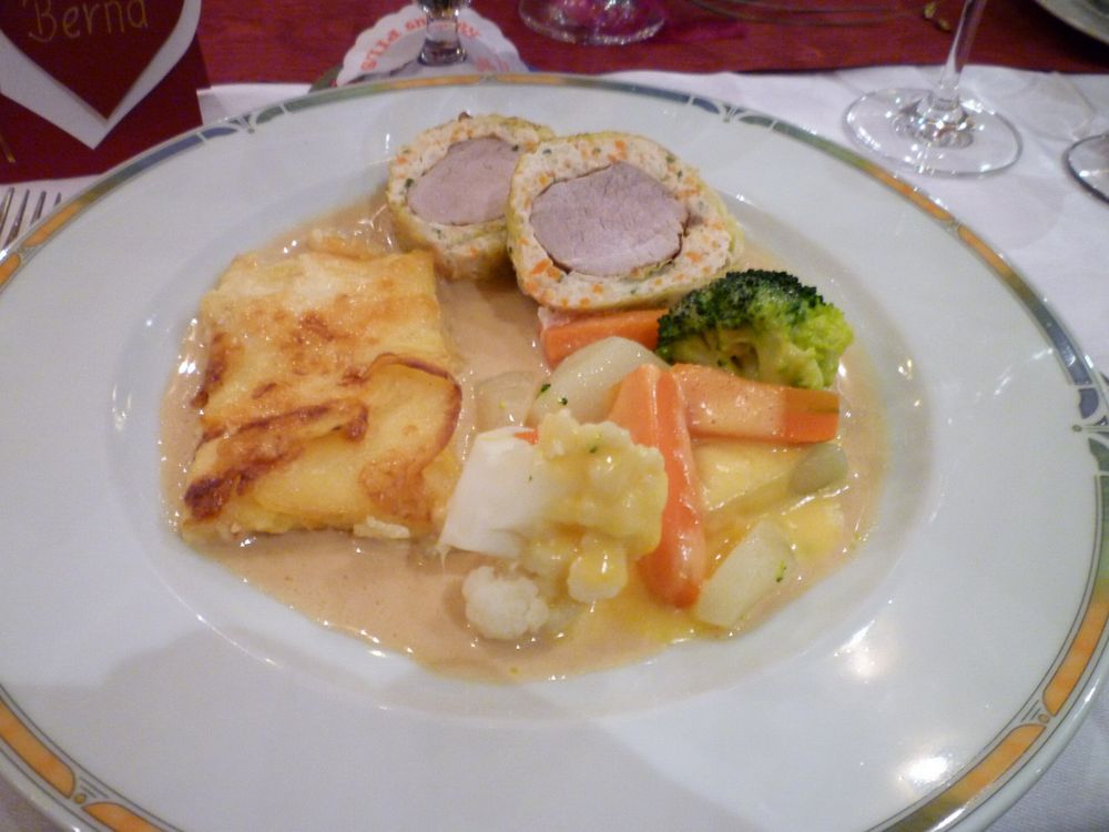 Schweinelendchen im Wirsingmantel Foto &amp; Bild | stillleben, food ...