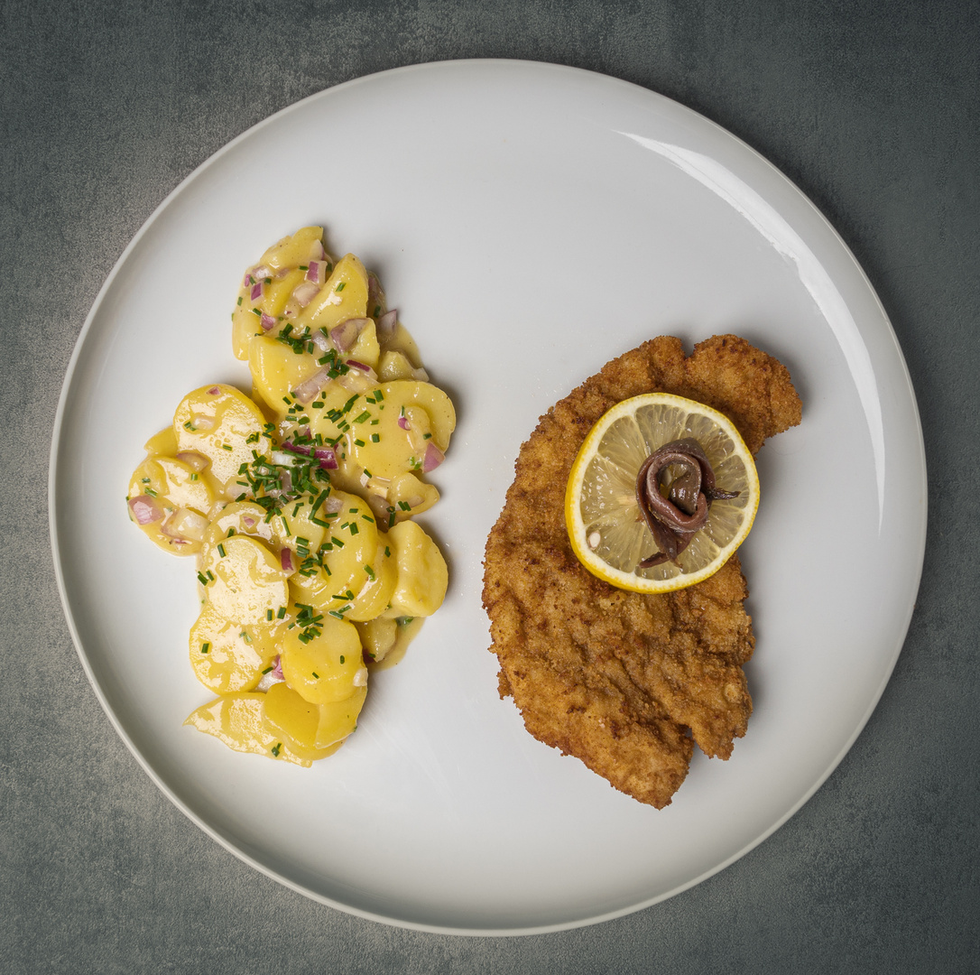 Schweineschnitzel mit Kartoffelsalat, Zitrone und Sardelle