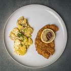 Schweineschnitzel mit Kartoffelsalat, Zitrone und Sardelle