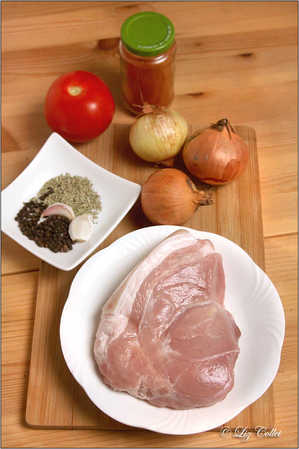 Schweineschulter und Zutaten mise en place