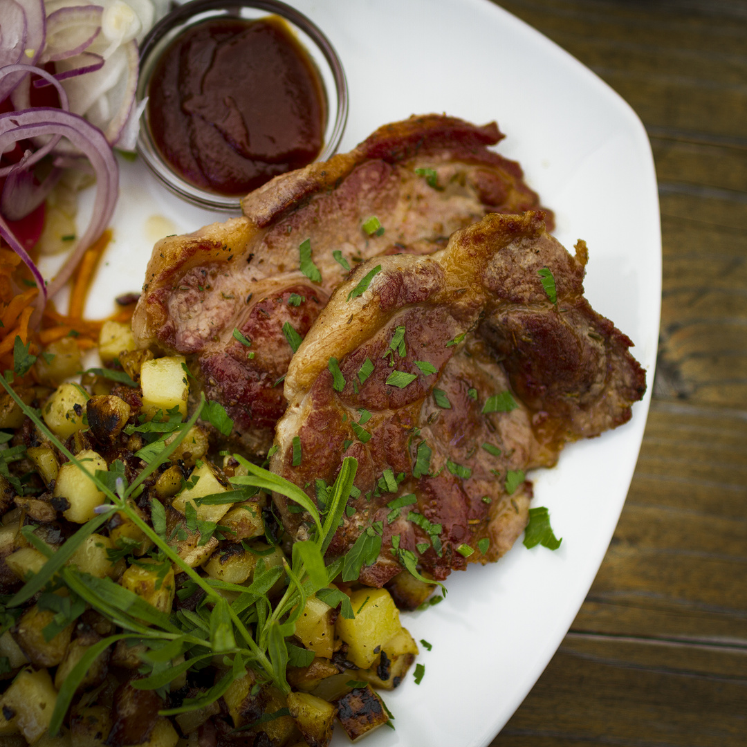 Schweinesteack mit Bratkartoffeln,gegessen auf der Hochalm beim Alpspix ...