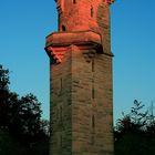 Schweinsbergturm von aufgehender Sonne angestrahlt