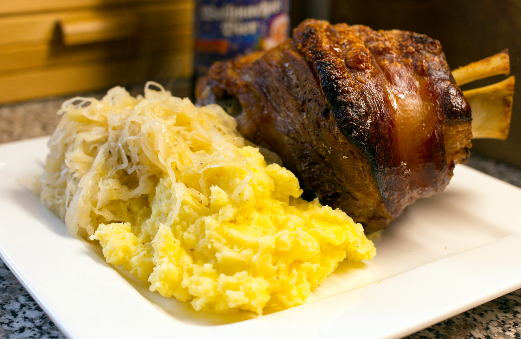 Schweinshaxe mit Sauerkraut und Kartoffelstampf Foto &amp; Bild ...