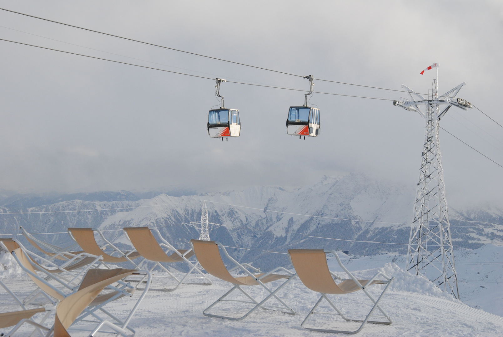 Schweiz - Laax Gondel mit Liegestühlen