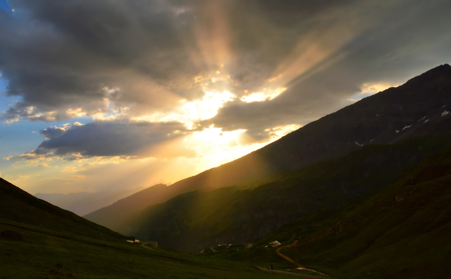 Schweiz: Morgensonne contra Wolken