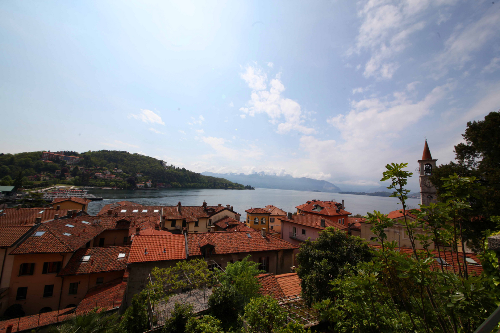 Schweiz über die Dächer über Lago Maggiore