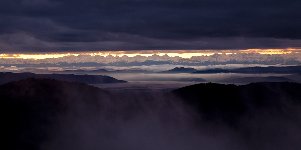 Schweizer Alpen in der Morgensonne