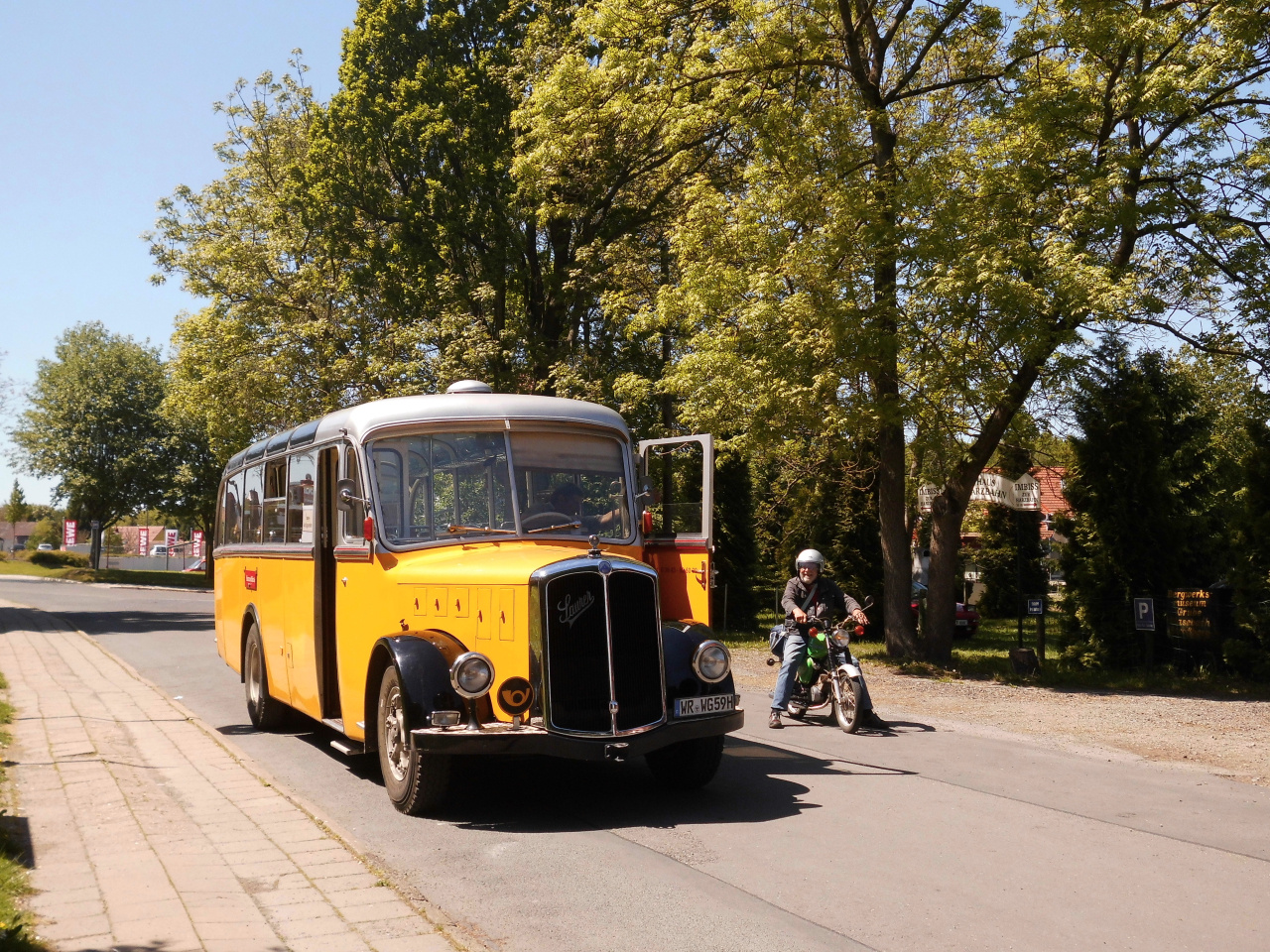 Schweizer Alpenbus trifft Simson S50 in Harzgerode 2.