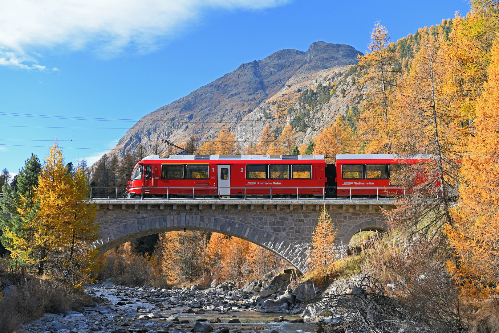 Schweizer Bahn im Herbst