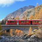 Schweizer Bahn im Herbst