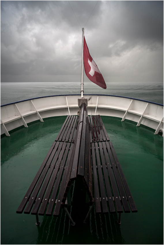 schweizer bank im regen