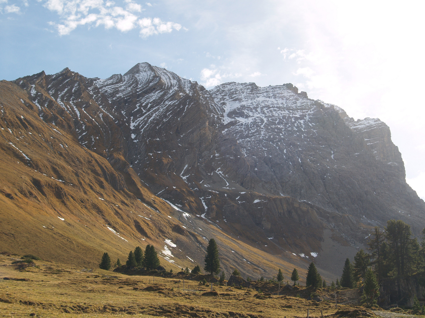 Schweizer Berg mit Schnee