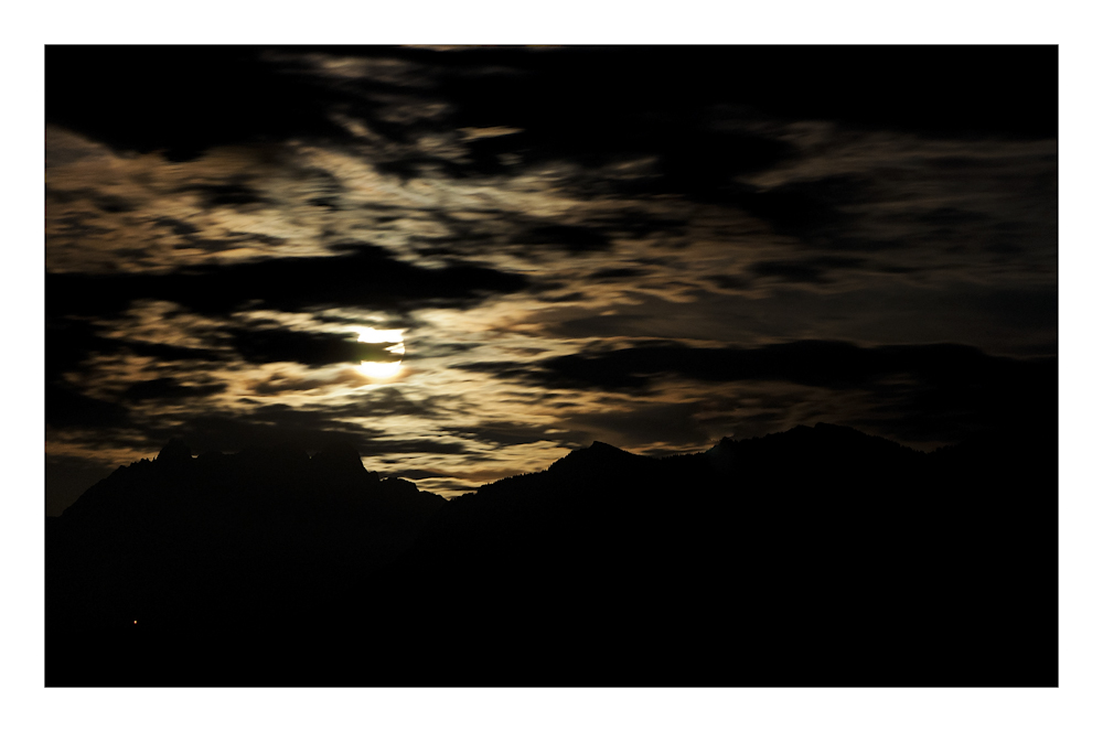 Schweizer Berge bei Vollmond