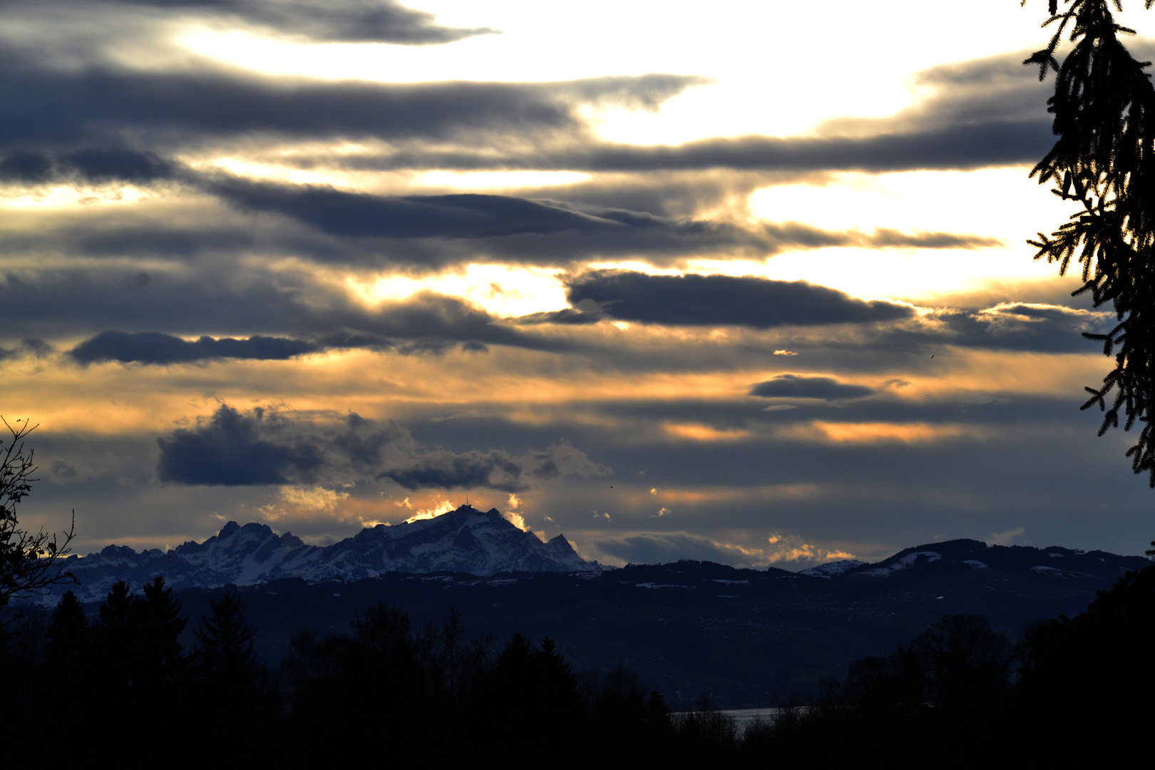 Schweizer Berge hinterm Bodensee.