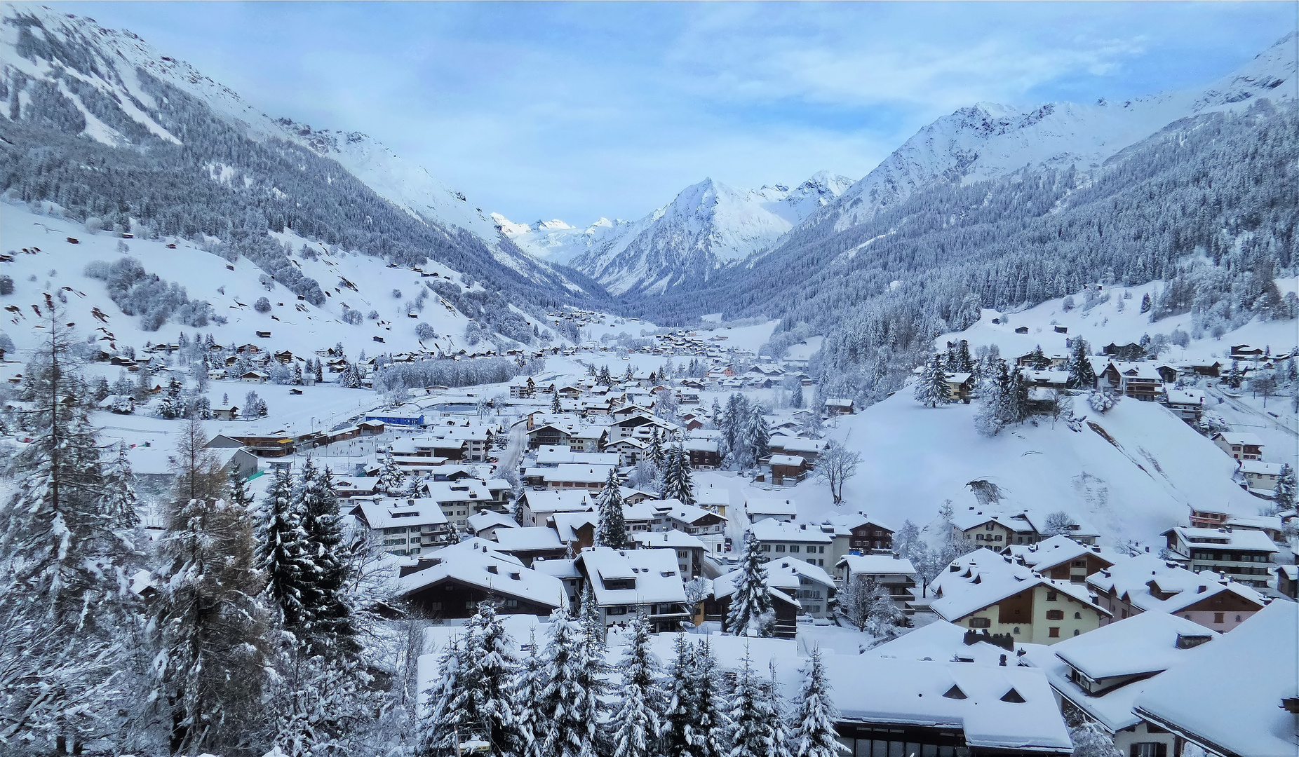 Schweizer Berge im Winter mit Gletscher