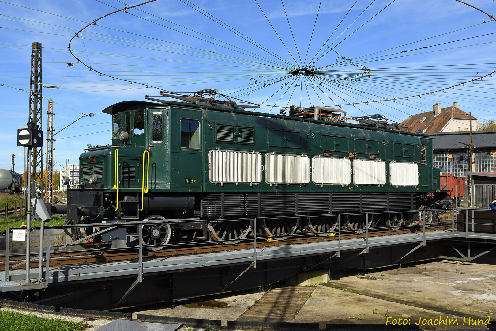 Schweizer Elektrolokomotive Ae 4/7 auf der Drehscheibe (3)