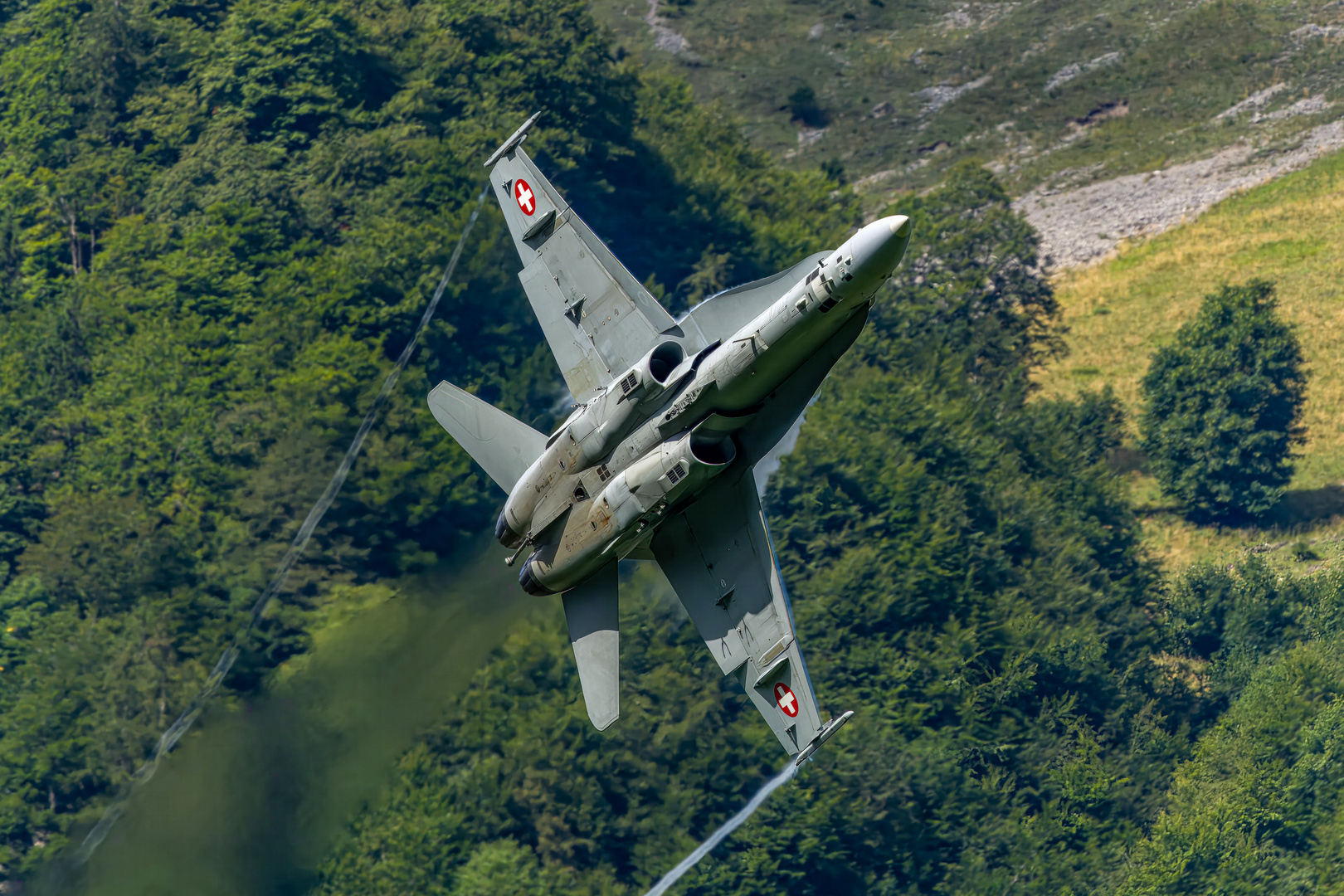 Schweizer F18 in den Bergen 