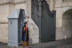 Schweizer Garde vorm Petersdom - Rom