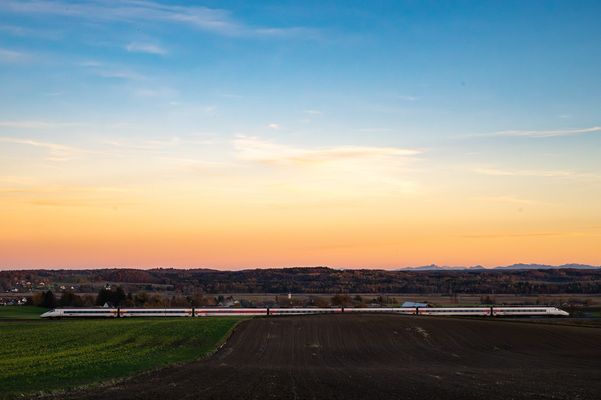 schweizer ICE vor dem Ampermoos