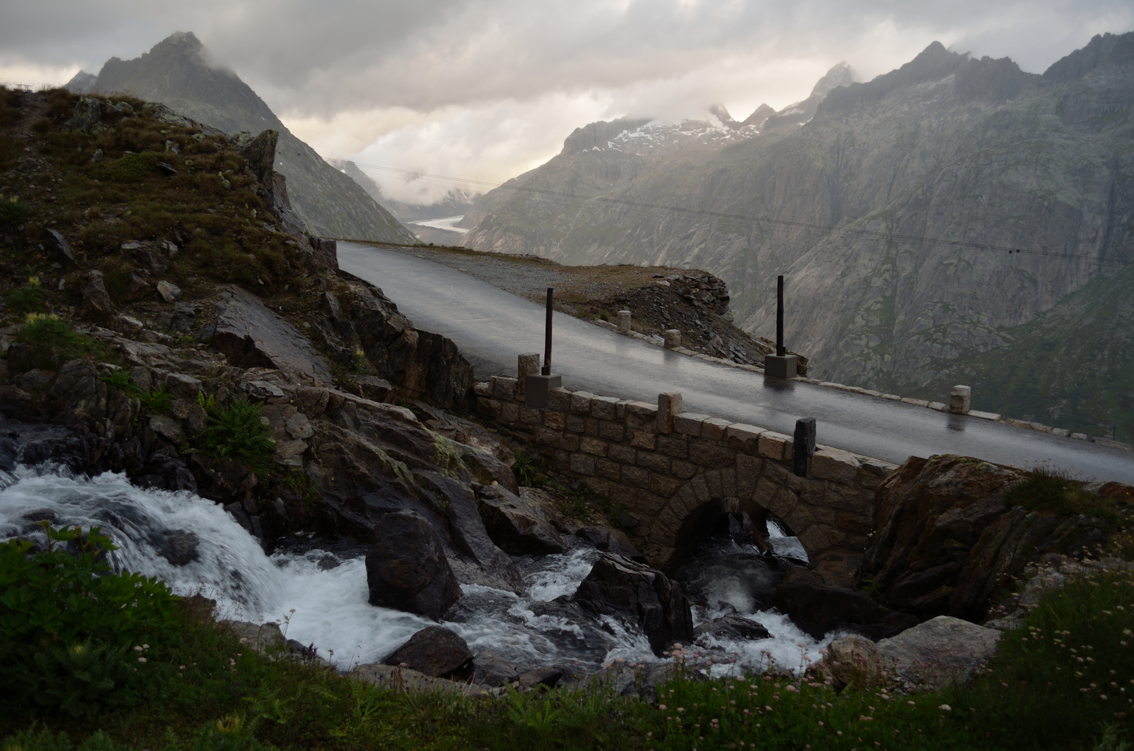 Schweizer Passstraße im Morgengrauen