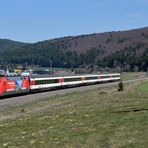 Schweizer Werbung vor SBB-Wagen