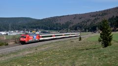 Schweizer Werbung vor SBB-Wagen