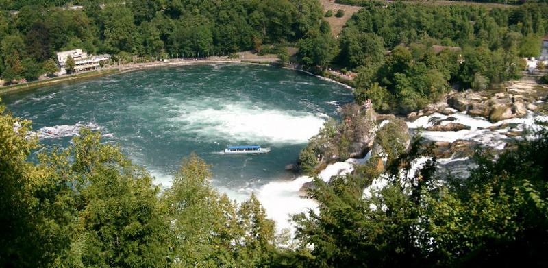 "Schweizerischer Rheinwasserfall, klein und doch so atemberaubend"