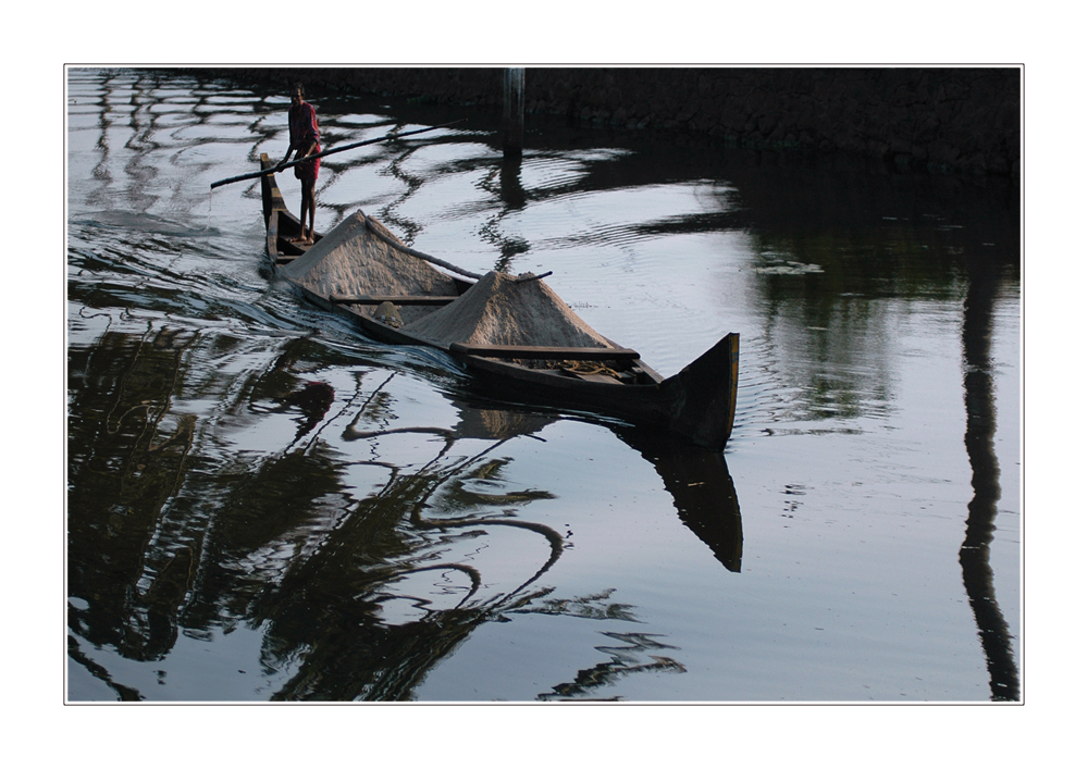 Schwer beladen durch die Backwaters