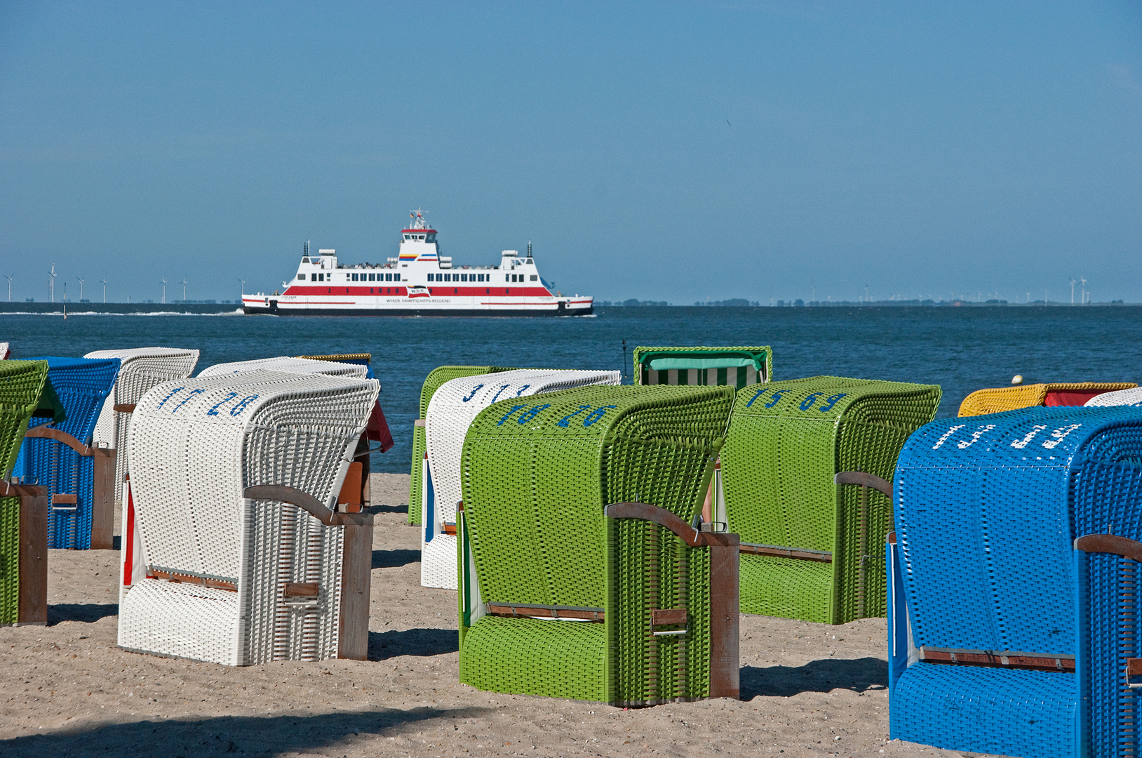 Schwer mit Touristen und Autos beladen...ziehet die Fähre am Horizont dahin....