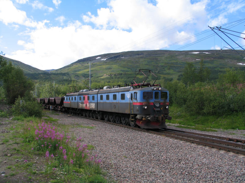 Schwere E-Lok vor Eisenerz-Zug (Schweden)