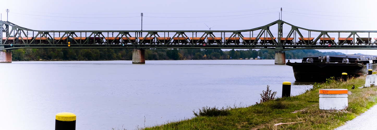 Schwere Last auf der Ostbahnbrücke