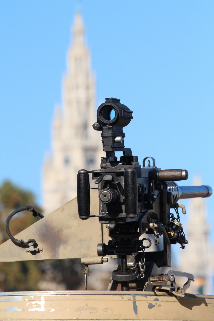 Schwere Waffen am Heldenplatz in WIEN - Nationalfeiertag 2013