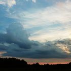 schwere Wolken bei Sonneaufgang